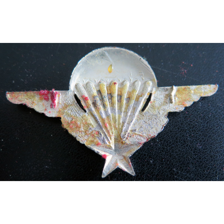 Brevet parachutiste attaches coupées