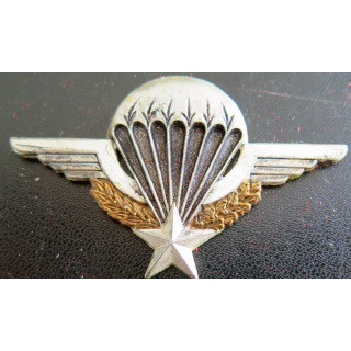 Brevet parachutiste attaches coupées