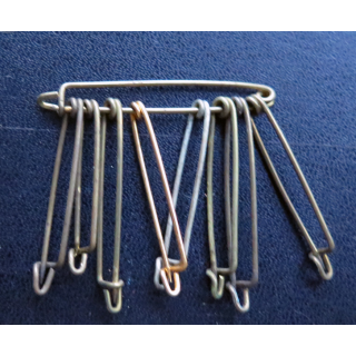 MILITARIA : lot de 11 épingles en laiton de dimensions diverses max 5 cm