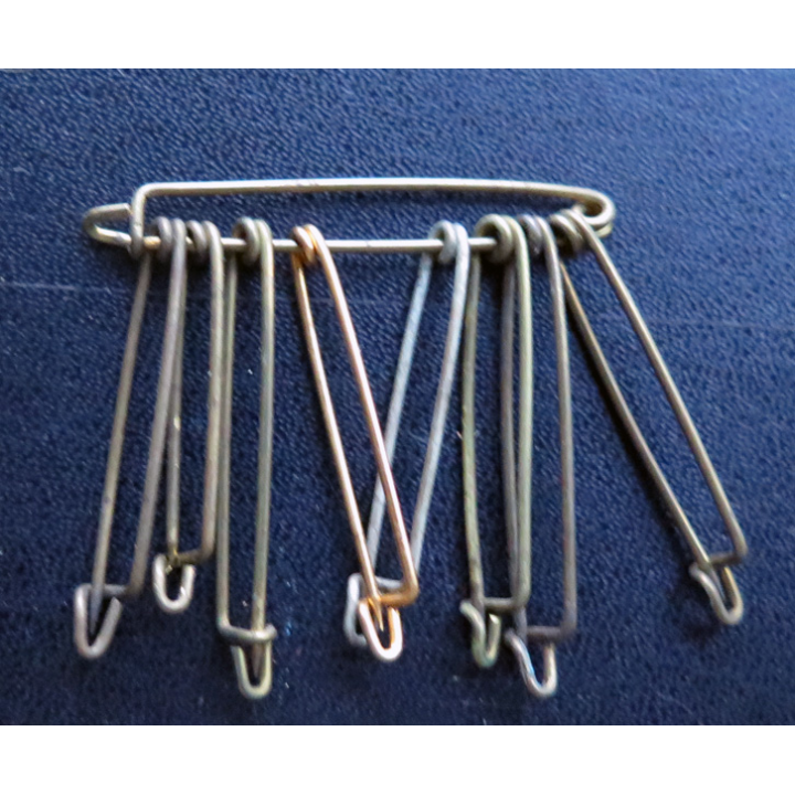 MILITARIA : lot de 11 épingles en laiton de dimensions diverses max 5 cm