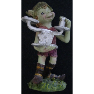 FIGURINE EN RÉSINE PORTANT UNE BALANCE HAUTEUR 8,8 cm