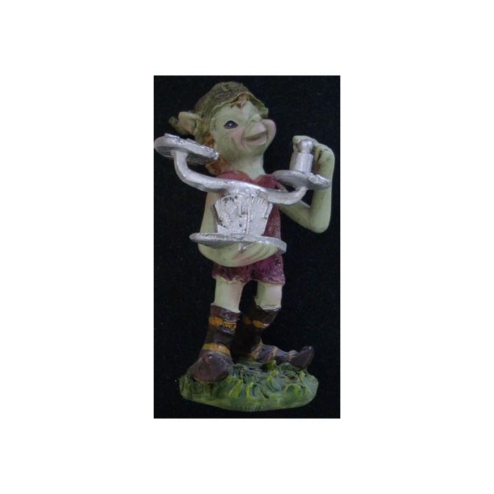 FIGURINE EN RÉSINE PORTANT UNE BALANCE HAUTEUR 8,8 cm
