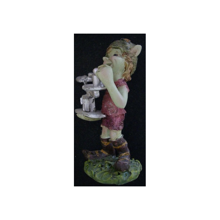 FIGURINE EN RÉSINE PORTANT UNE BALANCE HAUTEUR 8,8 cm