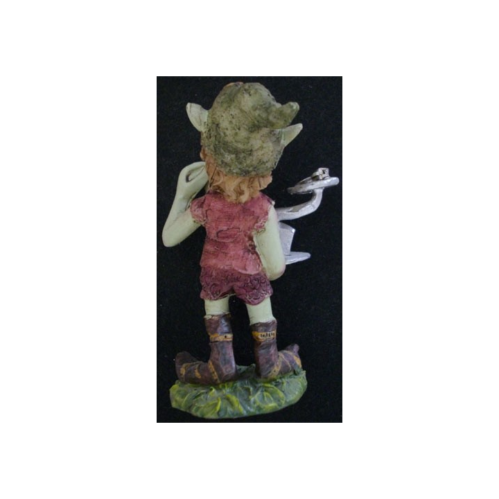FIGURINE EN RÉSINE PORTANT UNE BALANCE HAUTEUR 8,8 cm
