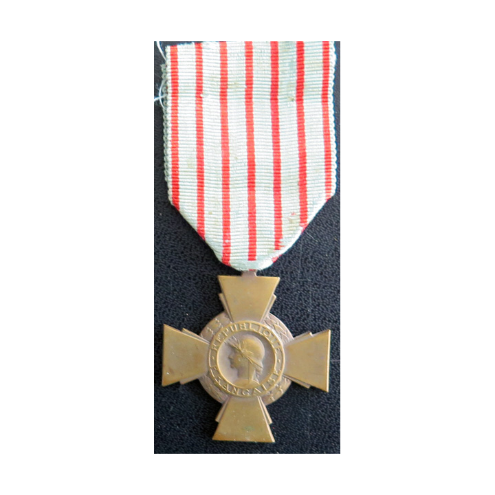 Croix du combattant en bronze  médaille ordre décoration