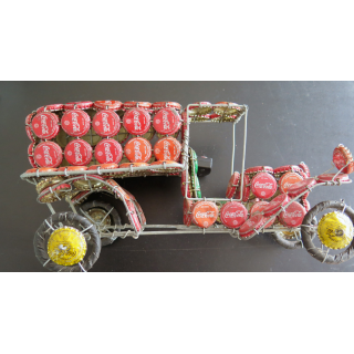 Camion fait avec des capsules de Coca Cola ancien