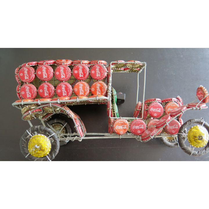 Camion fait avec des capsules de Coca Cola ancien