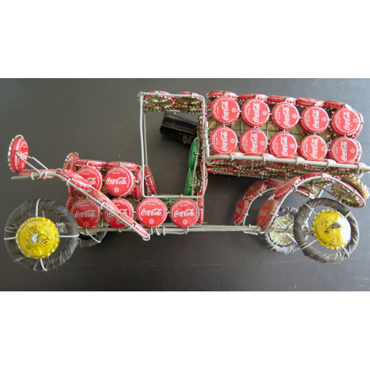 Camion fait avec des capsules de Coca Cola ancien