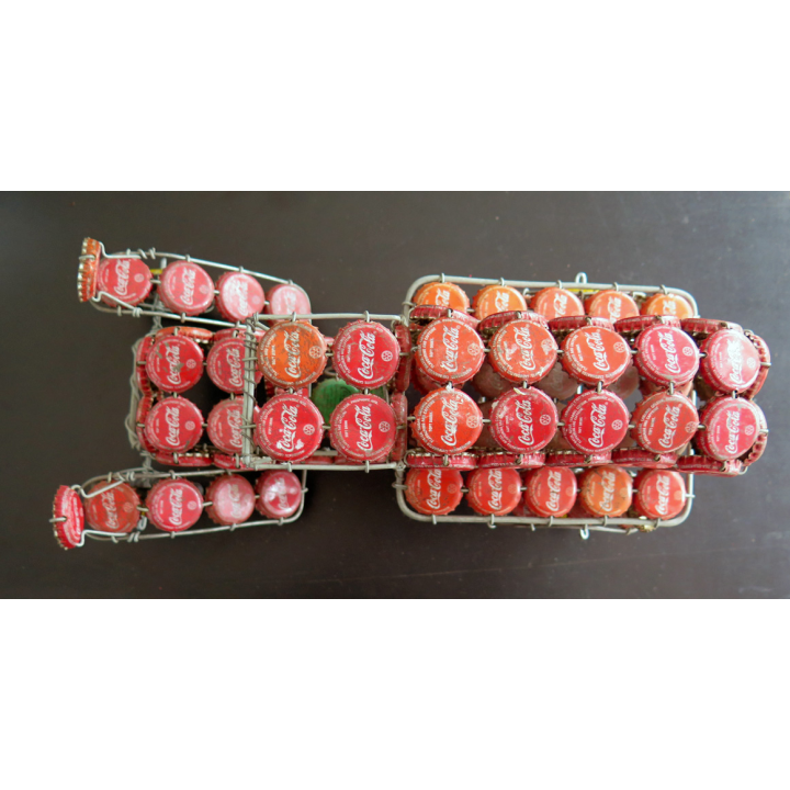 Camion fait avec des capsules de Coca Cola ancien