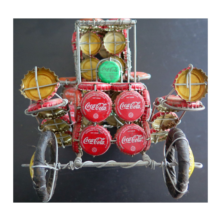 Camion fait avec des capsules de Coca Cola ancien