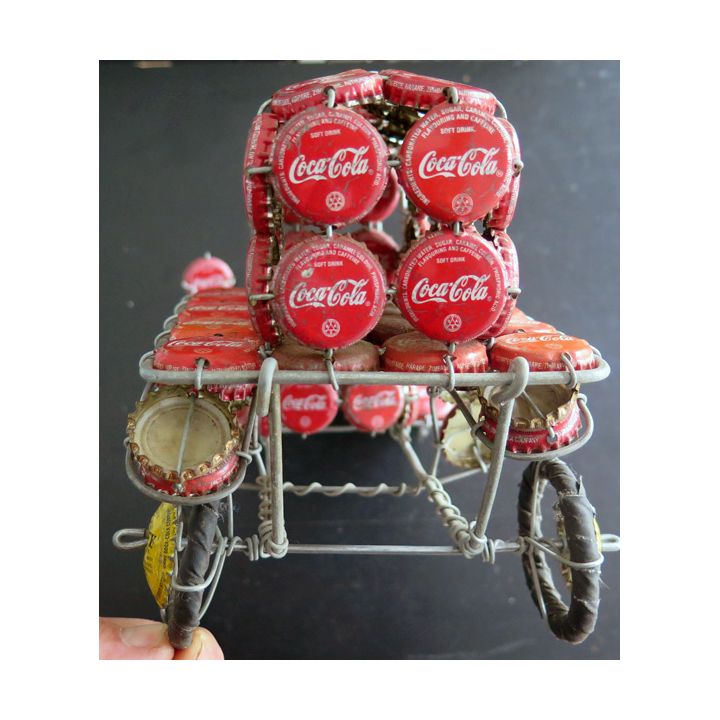 Camion fait avec des capsules de Coca Cola ancien