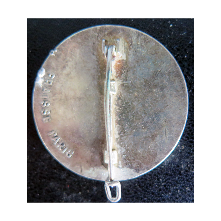 Cet insigne métallique de l'escadron de commandement et des services du 8° régiment de Hussards est de fabrication Fraisse