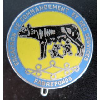Cet insigne métallique de l'escadron de commandement et des services du 8° régiment de Hussards est de fabrication Fraisse
