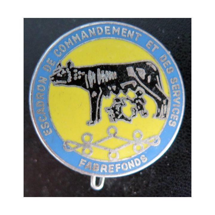 Cet insigne métallique de l'escadron de commandement et des services du 8° régiment de Hussards est de fabrication Fraisse