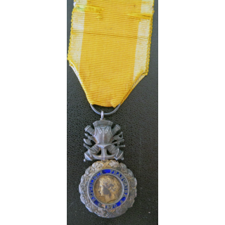 FRANCE : médaille militaire 3° république en argent avec petit défaut d'émail à l'avers et ruban défraîchi