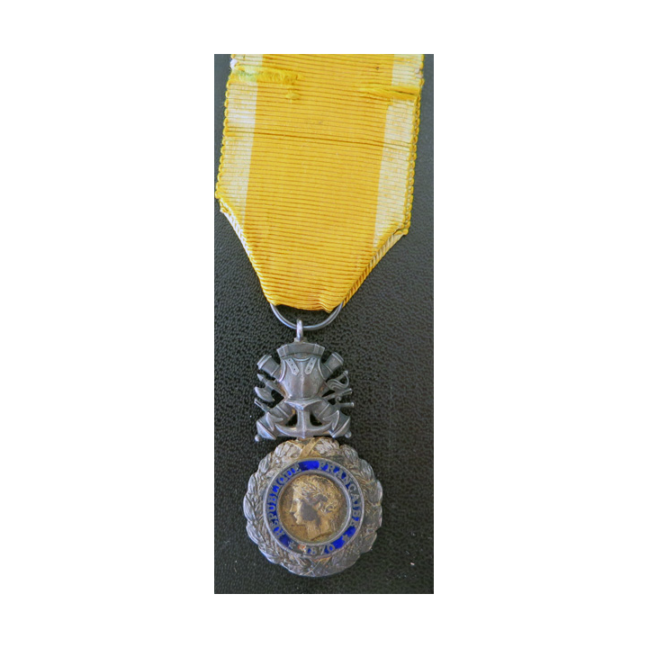 FRANCE : médaille militaire 3° république en argent avec petit défaut d'émail à l'avers et ruban défraîchi