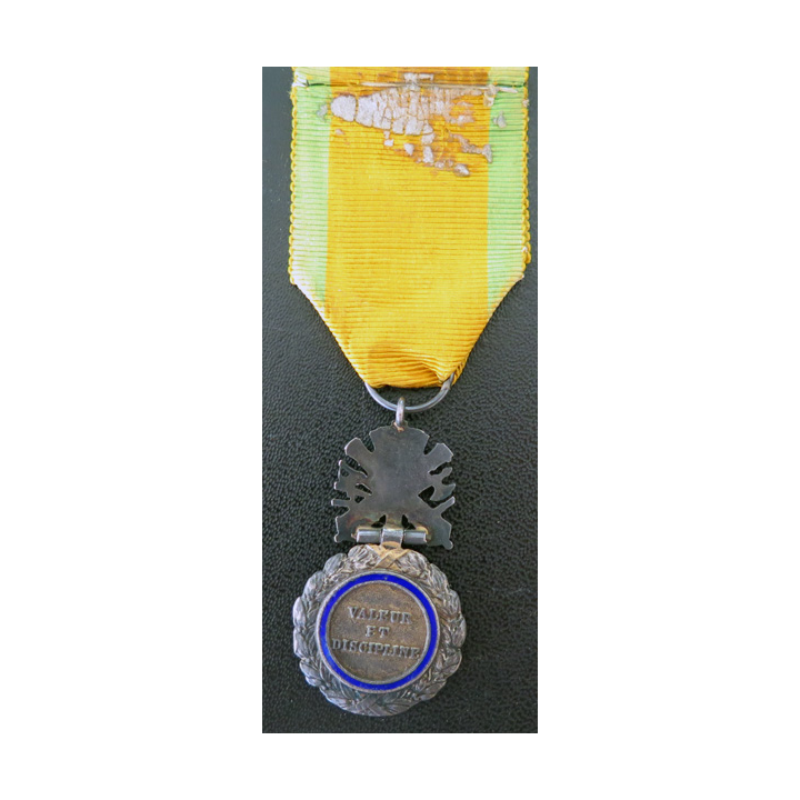 FRANCE : médaille militaire 3° république en argent avec petit défaut d'émail à l'avers et ruban défraîchi