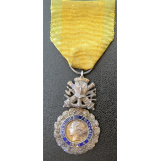 FRANCE : médaille militaire 3° république en argent avec défaut d'émail au revers et ruban défraîchi