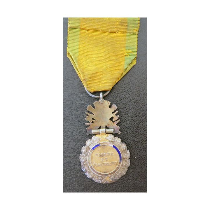 FRANCE : médaille militaire 3° république en argent avec défaut d'émail au revers et ruban défraîchi