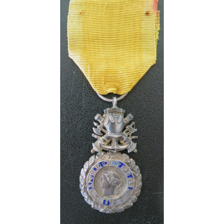 FRANCE : médaille militaire 3° république en argent avec gros défaut d'émail au revers et ruban défraîchi