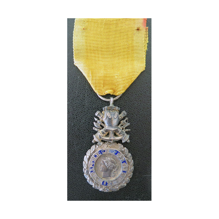 FRANCE : médaille militaire 3° république en argent avec gros défaut d'émail au revers et ruban défraîchi