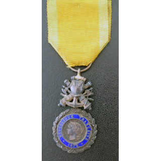 FRANCE : médaille militaire 3° république en argent avec défaut d'émail au revers et ruban défraîchi