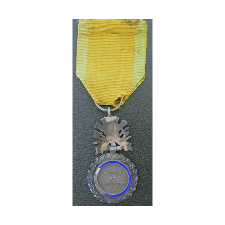FRANCE : médaille militaire 3° république en argent avec défaut d'émail au revers et ruban défraîchi