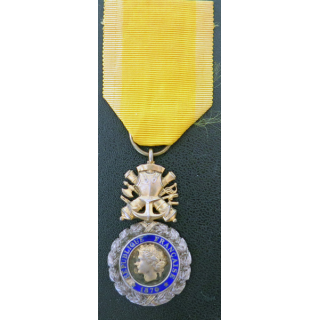 FRANCE : médaille militaire 3° république en argent avec gros défaut d'émail au revers et ruban défraîchi