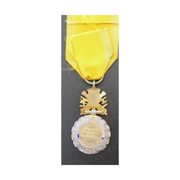 FRANCE : médaille militaire 3° république en argent avec gros défaut d'émail au revers et ruban défraîchi