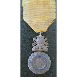 FRANCE : médaille militaire 3° république en argent avec gros défaut d'émail au revers et ruban défraîchi