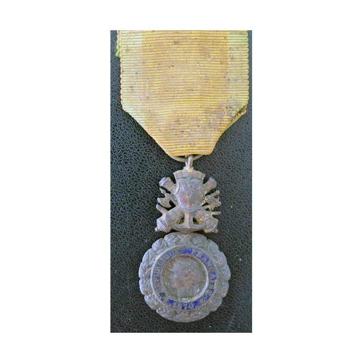 FRANCE : médaille militaire 3° république en argent avec gros défaut d'émail au revers et ruban défraîchi