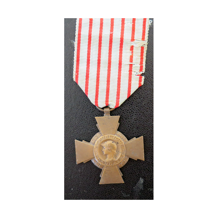 FRANCE : Croix du combattant en bronze ruban défraîchi