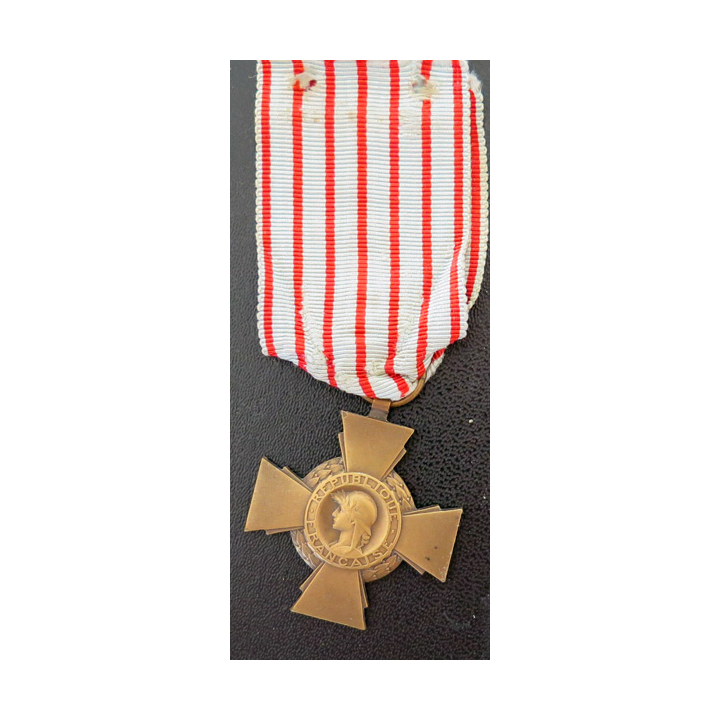 FRANCE : Croix du combattant en bronze ruban défraîchi