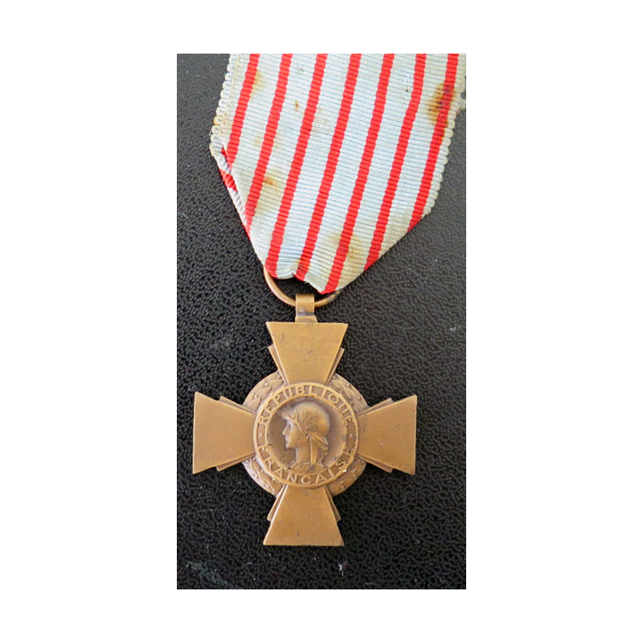 FRANCE : Croix du combattant en bronze ruban sale et piqué