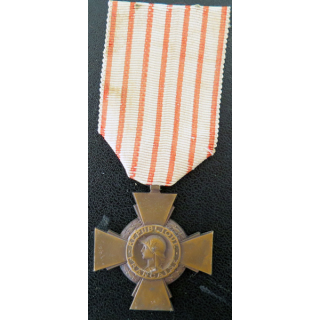 FRANCE : Croix du combattant en bronze ruban sale et piqué