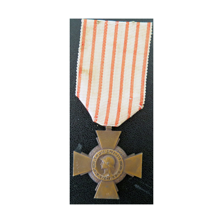 FRANCE : Croix du combattant en bronze ruban sale et piqué