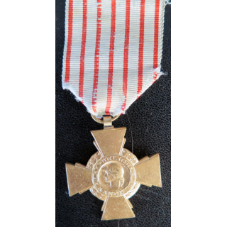 FRANCE : croix du combattant en métal doré ruban défraîchi