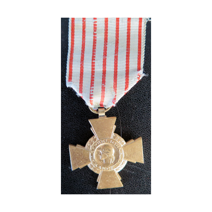 FRANCE : croix du combattant en métal doré ruban défraîchi