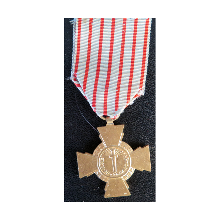 FRANCE : croix du combattant en métal doré ruban défraîchi