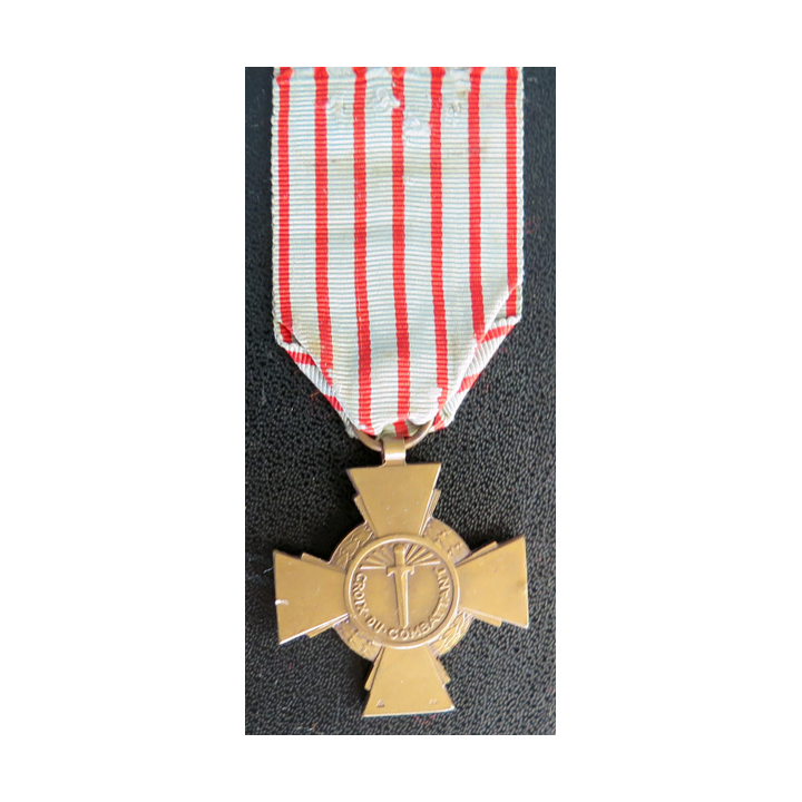 FRANCE : Croix du combattant en bronze ruban sale et piqué
