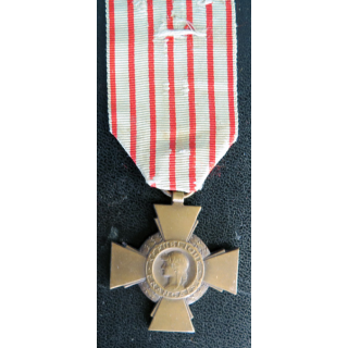 FRANCE : Croix du combattant en bronze ruban sale et piqué