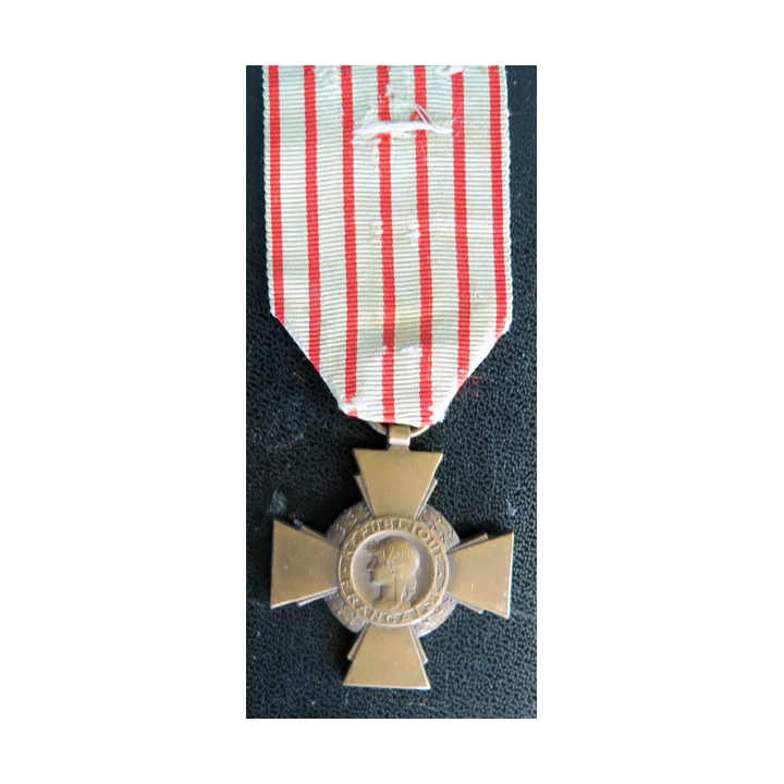 FRANCE : Croix du combattant en bronze ruban sale et piqué