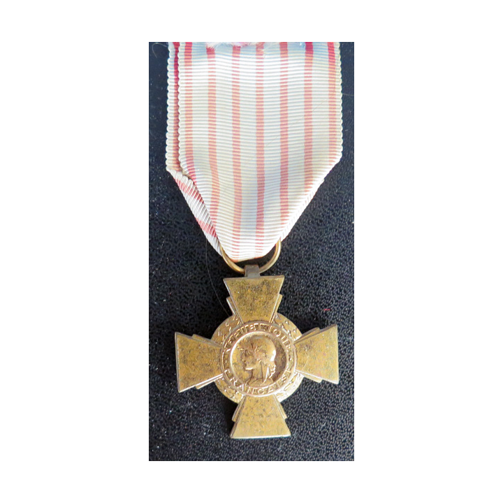 FRANCE : croix du combattant en métal doré ruban défraîchi
