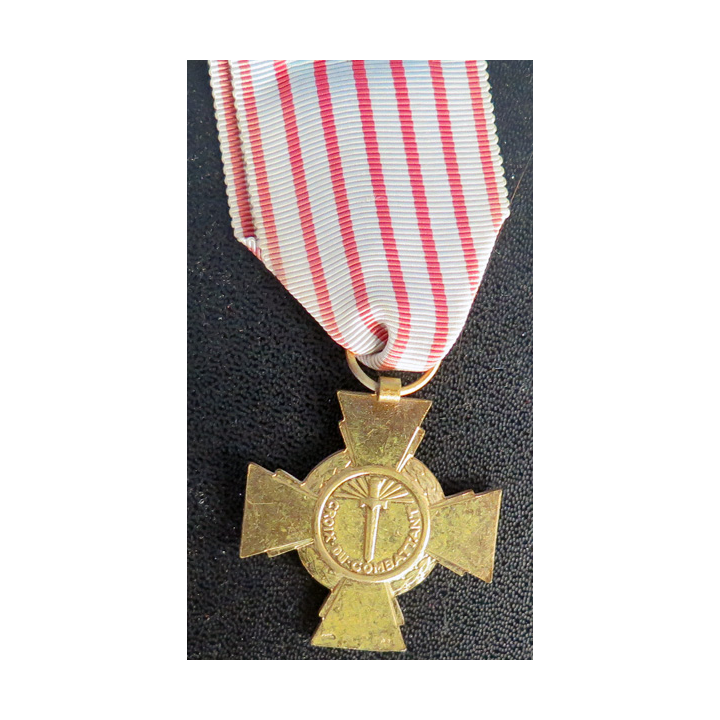 FRANCE : croix du combattant en métal doré ruban défraîchi