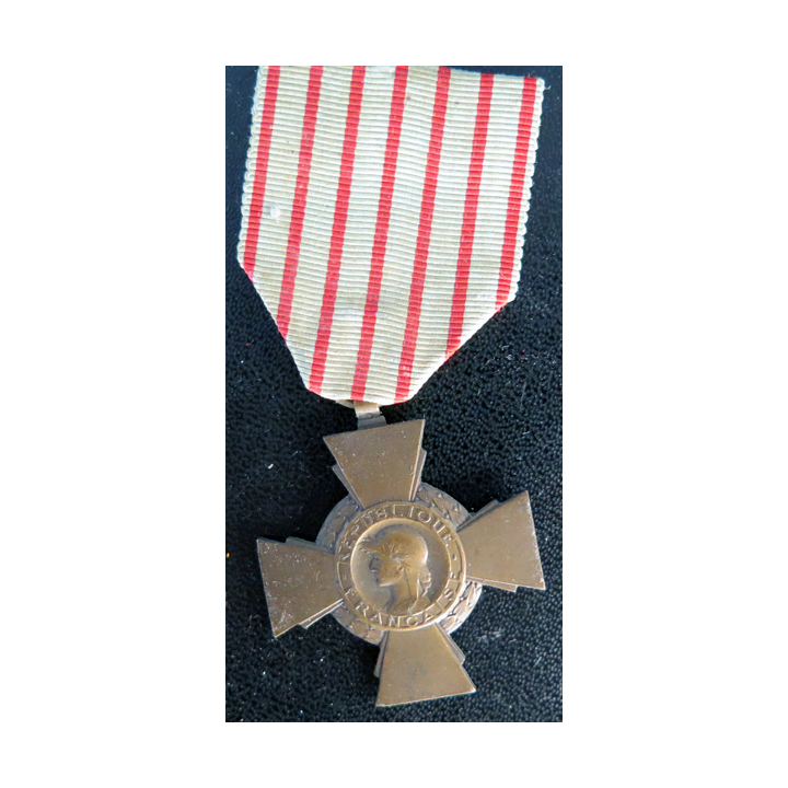 FRANCE : Croix du combattant en bronze ruban défraîchi