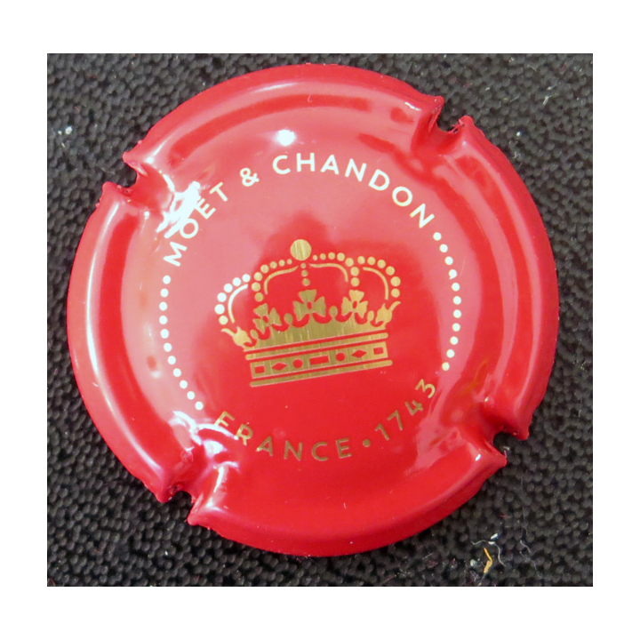 Capsule Muselet de bouteille de champagne MOET ET CHANDON n° 246a rouge et or couronne, rouge intérieur