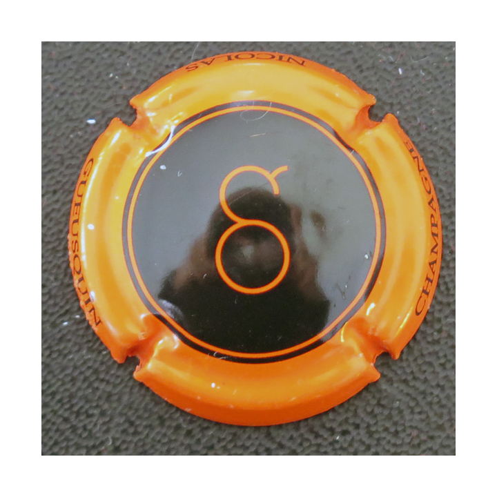 Capsule Muselet de bouteille de champagne GUEUSQUIN Nicolas n° 8aa noir contour orange lettres fines