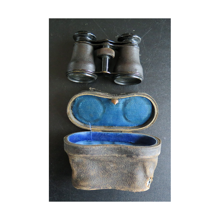 Paire de jumelles de théâtre en cuir et métal 6,5 x 10,5 x 4 cm dans boitier cuir