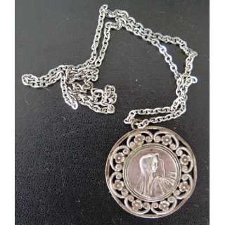 Médaille de la Vierge en métal argenté avec chaine diamètre 4 cm