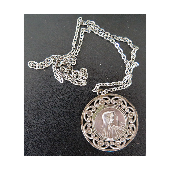 Médaille de la Vierge en métal argenté avec chaine diamètre 4 cm